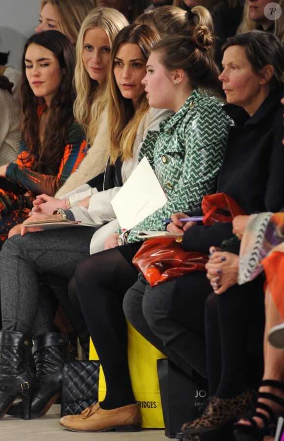 Poppy Delevigne, Yasmin Le Bon et sa fille Saffron Le Bon au défilé Matthew Williamson à la Fashion Week de Londres, le 20 février 2011.