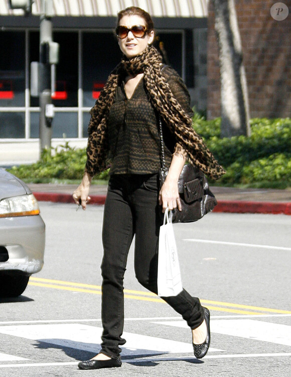 Kate Walsh fait du shopping (21 février 2011 à Los Angeles)