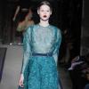 L'actrice devrait oser la robe transparente Yves Saint Laurent bleu canard 