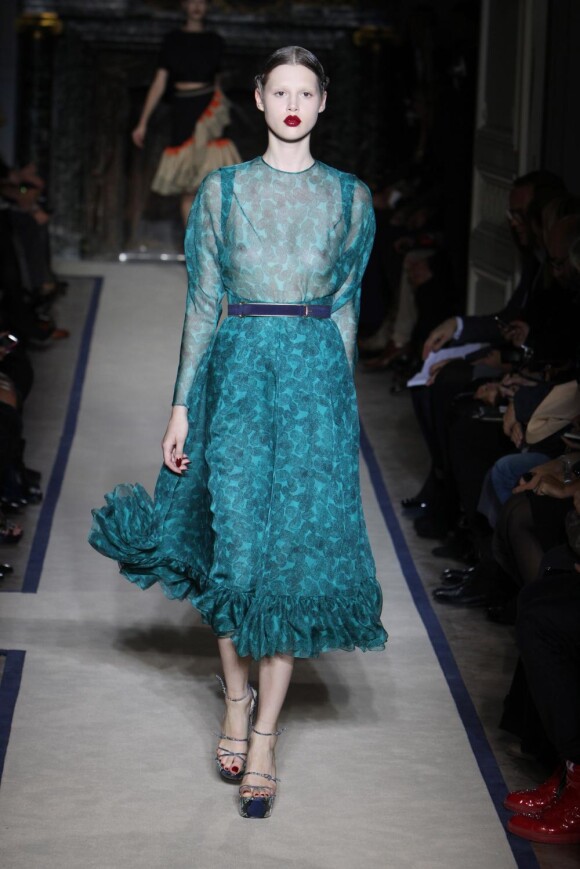 L'actrice devrait oser la robe transparente Yves Saint Laurent bleu canard 
