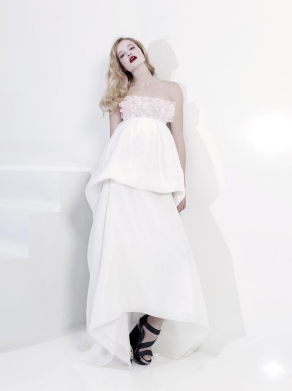 Isabelle Carré serait parfaite dans ce modèle de robe Paule Ka en organza, blanche et rose, bustier.