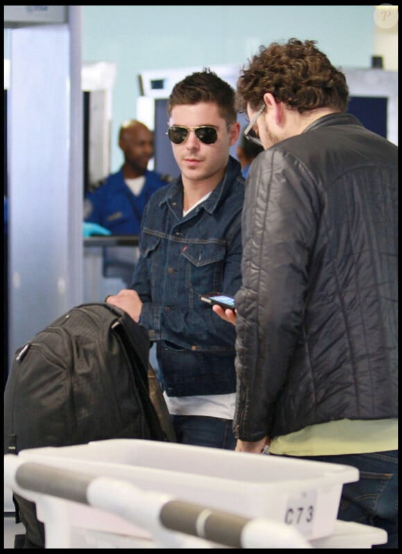 Zac Efron à l'aéroport de Los Angeles le 21 février 2011