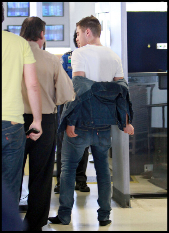 Zac Efron à l'aéroport de Los Angeles le 21 février 2011