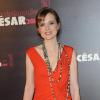 Isabelle Carré a choisi une robe rouge corail Escada lors de la cérémonie des César le 25 février 2011.