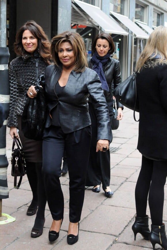 Tina Turner, avec son compagnon Erwin Bach, était en visite à la boutique Armani de Milan le 26 février 2011, prise en charge par la pro Roberta Armani, nièce du couturier.