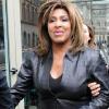 Tina Turner, avec son compagnon Erwin Bach, était en visite à la boutique Armani de Milan le 26 février 2011, prise en charge par la pro Roberta Armani, nièce du couturier.
