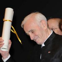 Charles Aznavour devient membre d'une drôle de confrérie !