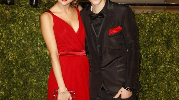 Justin Bieber et Selena Gomez : Ils officialisent sur tapis rouge !