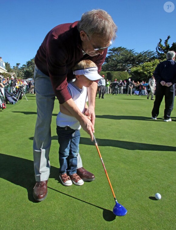Kevin Costner, sa femme Christine Baumgartner et leurs fils Cayden et Hayes, au Pebble Beach Golf Resorts, à Los Angeles, le 9 février 2011