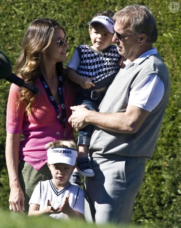 Kevin Costner, sa femme Christine Baumgartner et leurs fils Cayden et Hayes, au Pebble Beach Golf Resorts, à Los Angeles, le 9 février 2011