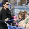 Nahla et sa maman Halle Berry lors d'une virée shopping au supermarché le 28 février 2011