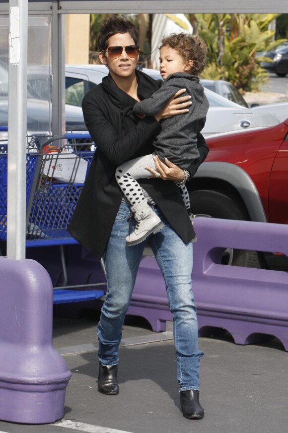 Nahla et sa maman Halle Berry lors d'une virée shopping au supermarché le 28 février 2011