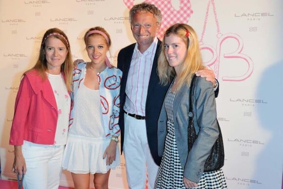 Nelson Monfort avec sa femme et leurs filles Victoria et Isaure, Paris, le 14 juin 2010