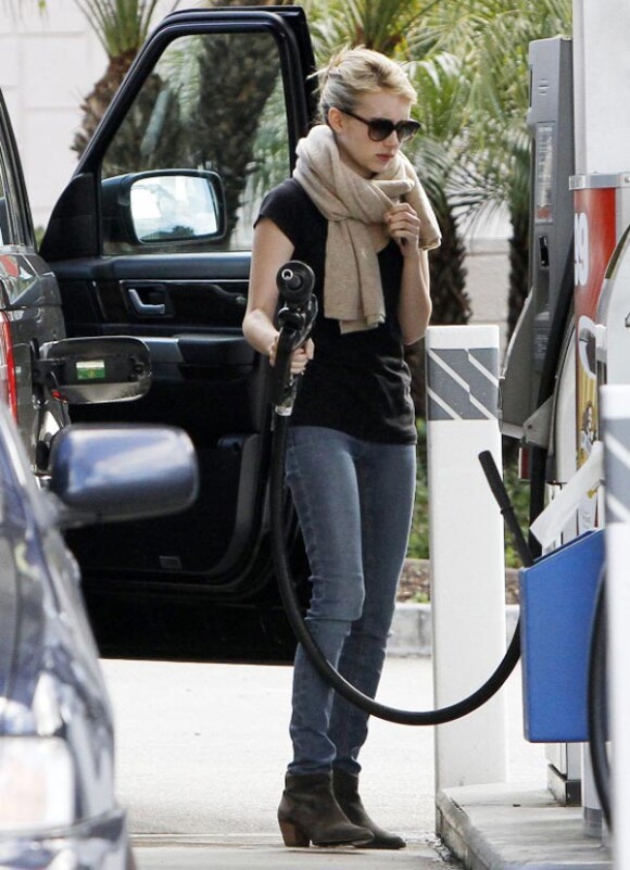 La ravissante Emma Roberts à la pompe, à West Hollywood, Los Angeles, le 26 février 2011.