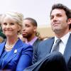 Ben Affleck, ici avec Cindy McCain, évoque la situation de la République démocratique du Congo devant la commission des Affaires étrangères de la Chambre des représentants, à Washington, le 8 mars 2011.