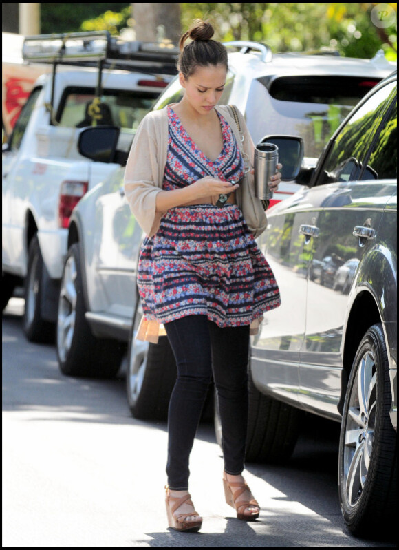 Jessica Alba a rendu visite à des amis le 9 mars 2011 à Los Angeles