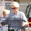Katherine Heigl semble très heureuse lorsque un ami lui offre un adorable petit chiot chez elle à Los Angeles le 10 mars 2011