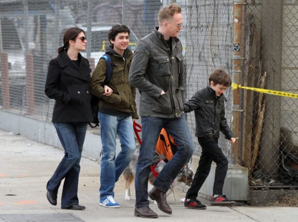 Jennifer Connelly et Paul Bettany emmènent leurs garçons Kai et Stellan à l'école le 9 mars 2011