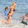 Natasha Henstridge en compagnie de ses deux enfants Tristan et Asher profitent de la plage de Malibu en août 2009