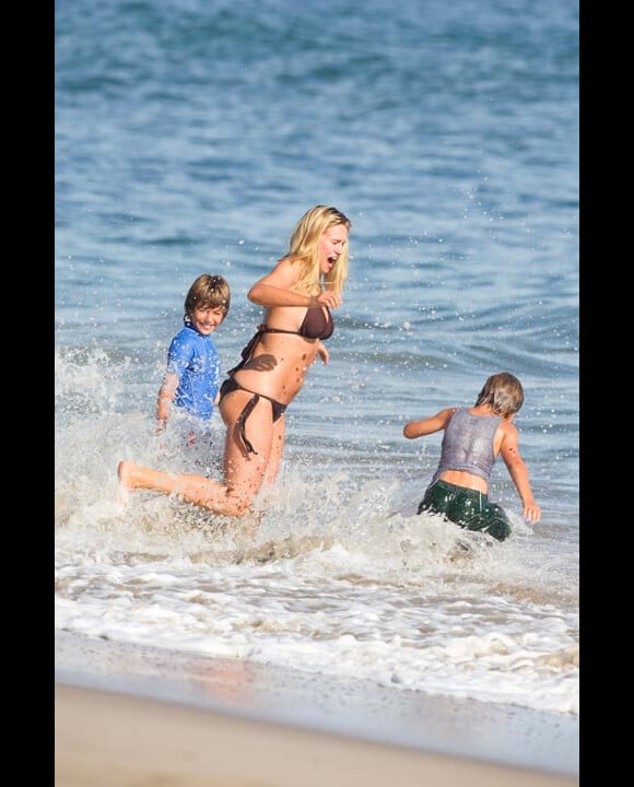 Natasha Henstridge en compagnie de ses deux enfants Tristan et Asher profitent de la plage de Malibu en août 2009