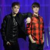 Justin Bieber et son double de cire, au musée Madame Tussauds, le 15 mars 2011