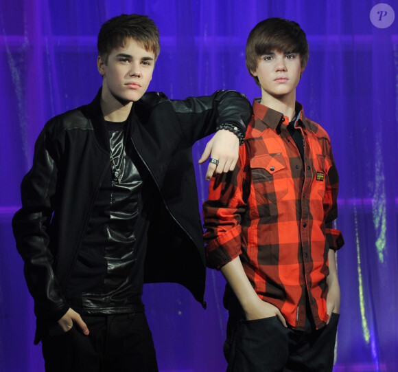 Justin Bieber et son double de cire, au musée Madame Tussauds, le 15 mars 2011