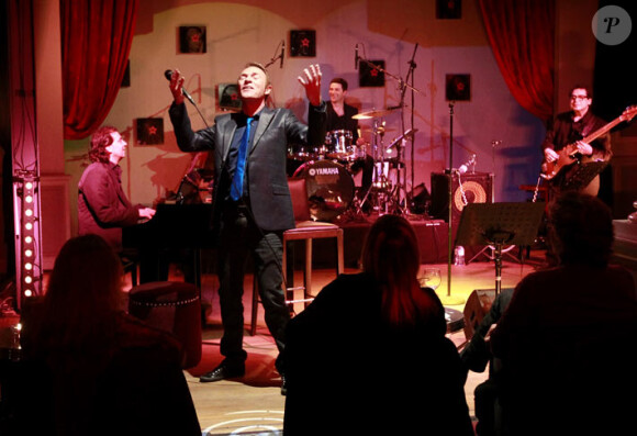 Christophe Hondelatte donne son premier concert sur la scène de l'Amadeus Song à Bordeaux le 16 mars 2011