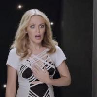 Kylie Minogue : Un fan prend sa place... On A-D-O-R-E !