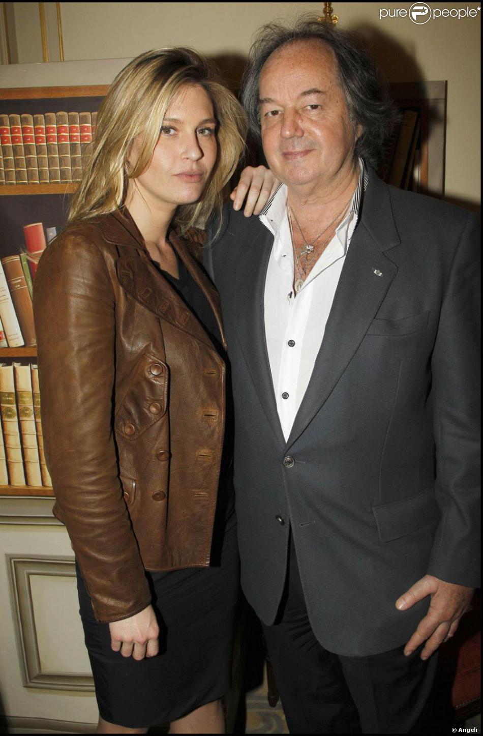 Gonzague Saint Bris A La Seance De Dedicaces Organisee Pour La