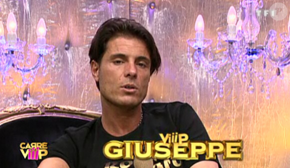 Contre toute attente, Giuseppe est plutôt discret dans la villa (quotidienne Carré ViiiP du samedi 19 mars).