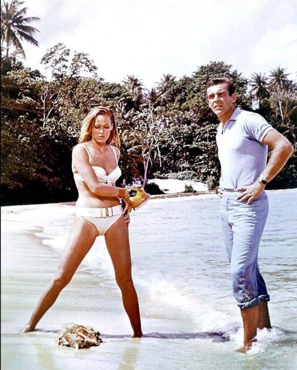 Ursula Andress et Sean Connery dans James Bond en 1963