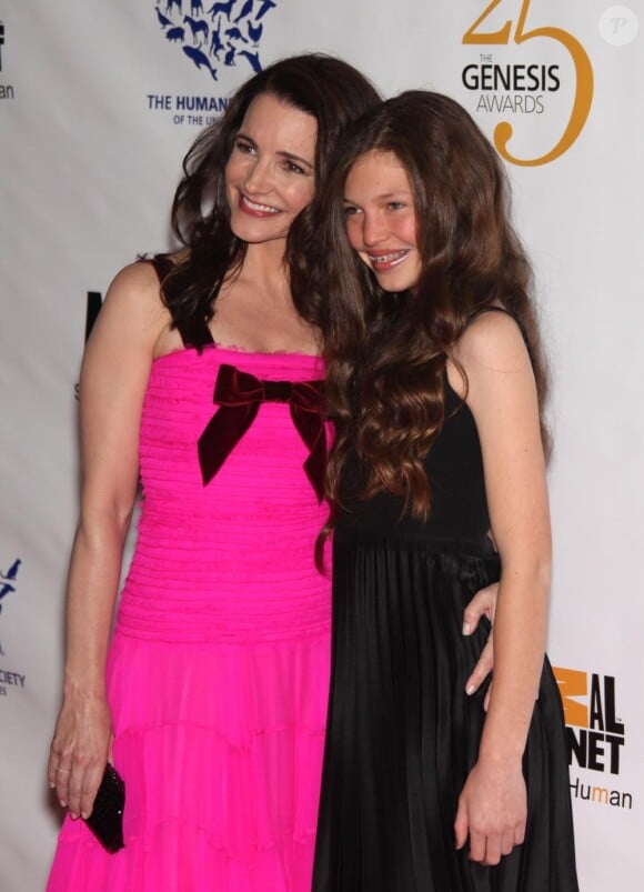 Kristin Davis et sa filleule lors du 25e anniversaire des Genesis Awards, le 19 mars 2011, à Los Angeles.