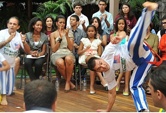 Michelle Obama à Brasilia entourée de sa famille assiste à un spectacle de Capoeira, le 19 mars 2011
