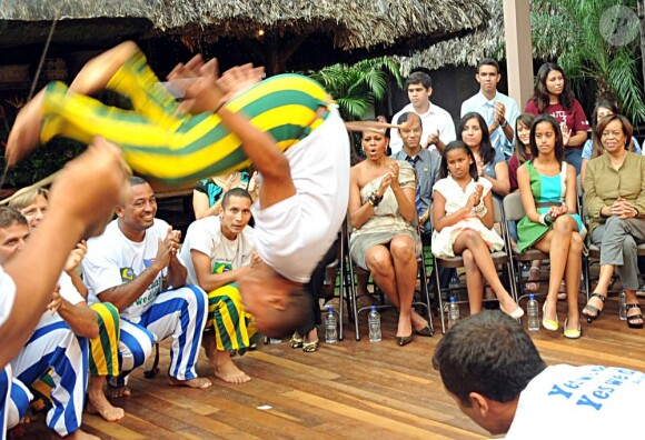 Michelle Obama à Brasilia entourée de sa famille assiste à un spectacle de Capoeira, le 19 mars 2011