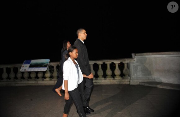Barack Obama et sa famille lors de leur tournée officielle en Amérique latine. Ici, au Brésil, en visite privée du Christ Rédempteur qui surplombe la baie de Rio