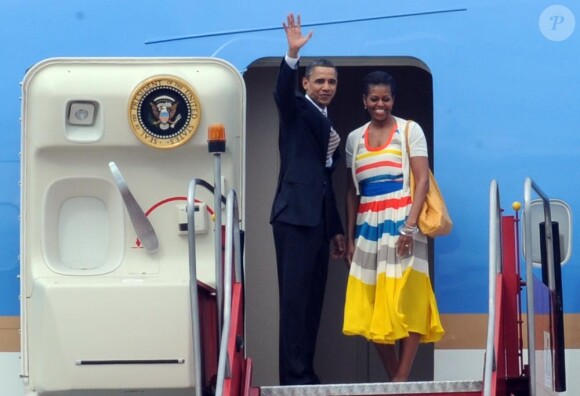 Barack Obama et Michelle avec leur  famille lors de leur tournée officielle en Amérique latine. Ici, lors de leur départ pour le Chili