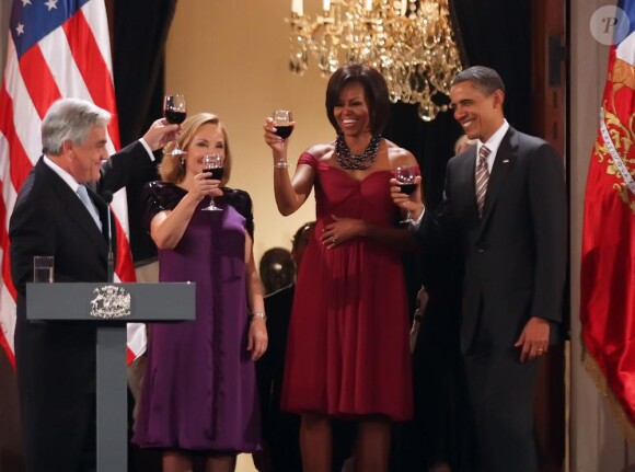 Barack Obama et sa famille lors de leur tournée officielle en Amérique latine. Ici, au Chili, avec le couple présidentiel chilien le 21 mars 2011