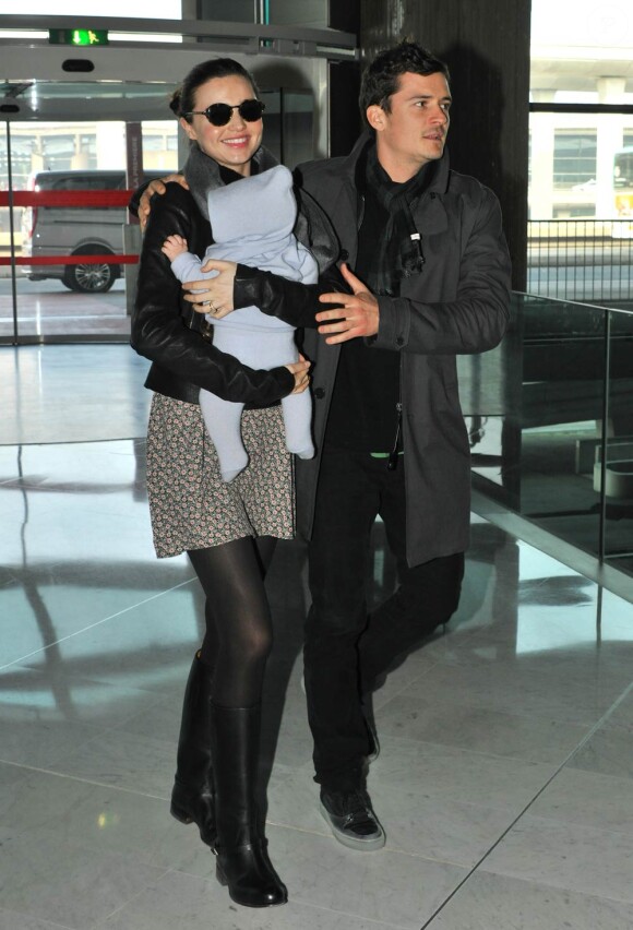 Miranda Kerr et Orlando Bloom à l'aéroport Roissy-Charles de Gaulle, à Paris, retournent à Los Angeles. 5 mars 2011