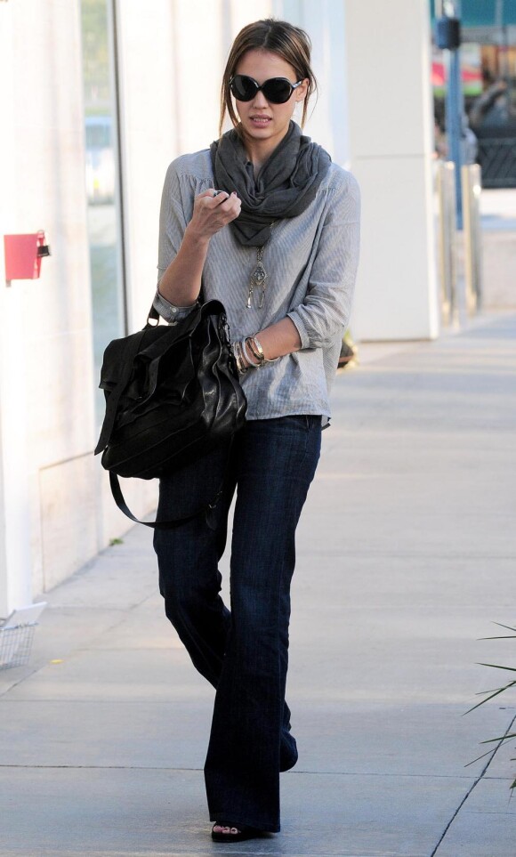 Jessica Alba se pavane avec son jean Flare... Elle ne manque pas de style 