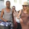 Doutzen Kroes et son époux Sunnery James dans les rues de Miami le 24 mars 2011 avec leur petit Phyllon