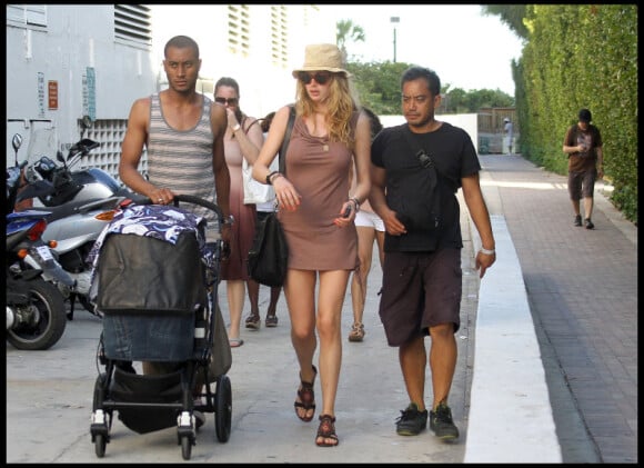 Doutzen Kroes et son époux Sunnery James dans les rues de Miami le 24 mars 2011 avec leur petit Phyllon