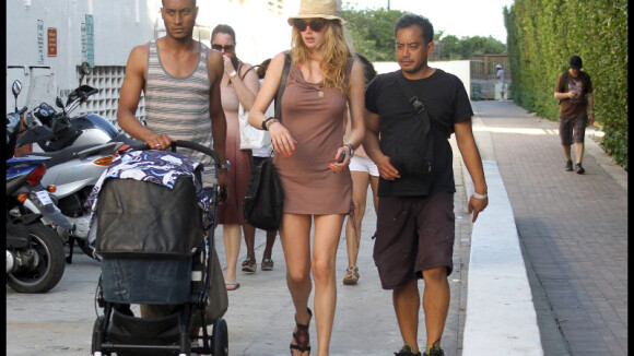 Doutzen Kroes en famille avec son adorable fils et parfaite dans son bikini !
