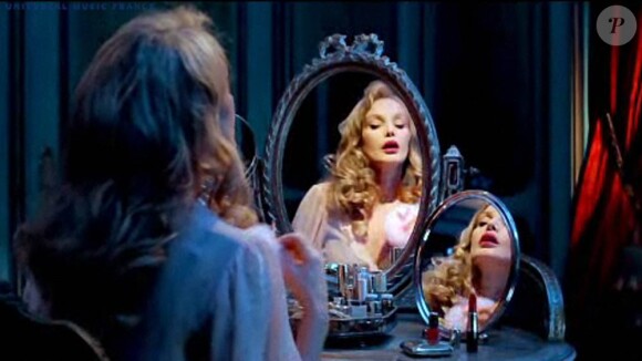 Diva fascinante et objet de fantasmes, Arielle Dombasle apparaît captivante, sublimée par Ali Mahdavi, dans le clip de Porque te vas, premier extrait de son album Diva Latina.