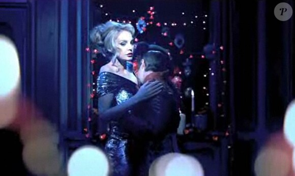 Diva fascinante et objet de fantasmes, Arielle Dombasle apparaît captivante, sublimée par Ali Mahdavi, dans le clip de Porque te vas, premier extrait de son album Diva Latina.