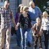 Reese Witherspoon et ses enfants Ava et Deacon en compagnie de son fiancé Jim Toth à Los Angeles en décembre 2010