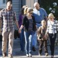 Reese Witherspoon et ses enfants Ava et Deacon en compagnie de son fiancé Jim Toth à Los Angeles en décembre 2010 