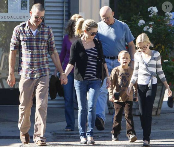 Reese Witherspoon et ses enfants Ava et Deacon en compagnie de son fiancé Jim Toth à Los Angeles en décembre 2010