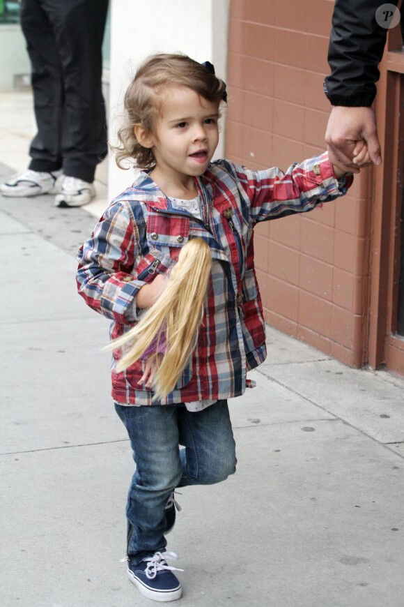 Cash Warren et sa fille Honor dans les rues de Los Angeles le 26 mars 2011