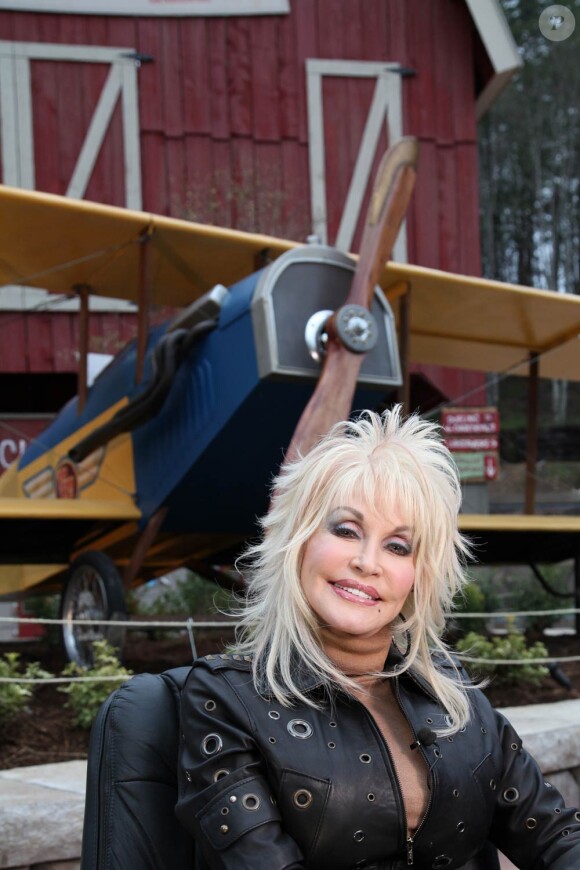 Dolly Parton inaugure la 26e saison de son parc d'attractions, "le meilleur du monde", Dollywood, dans le Tennessee, le 25 mars 2011.