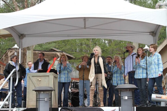 Dolly Parton inaugure la 26e saison de son parc d'attractions, "le meilleur du monde", Dollywood, dans le Tennessee, le 25 mars 2011.